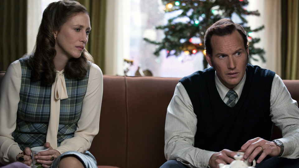 Lorraine (Vera Farmiga) und Ed Warren (Patrick Wilson) sind Daemonologen und klaeren unerklaerliche Faelle auf.