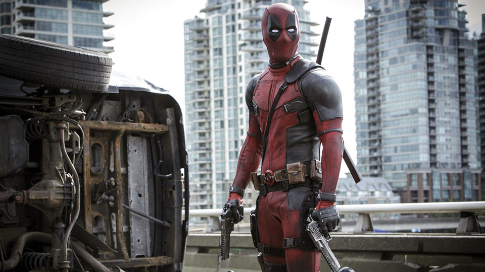 In DEADPOOL unterzieht sich der krebskranke Wade Wilson (Ryan Reynolds) einer Operation, die ihn mit unglaublichen Selbstheilungskraeften ausstattet. So wird Deadpool geboren.