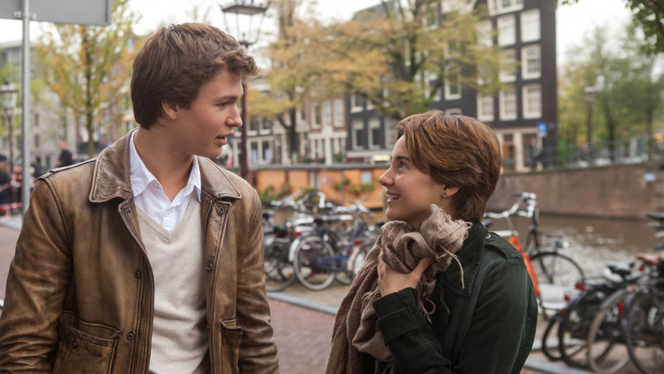 Gus (Elgort) und Hazel (Woodley) erleben ihre ganz grosse Liebe.