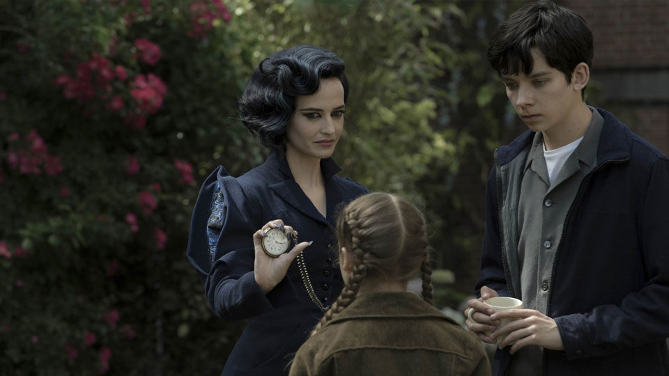 Waehrend Jake die unter der Obhut von Mrs Peregrine (Eva Green) lebenden Kinder immer naeher kennen lernt, wird ihm die Bedeutung seiner Rolle bewusst. Er findet naemlich heraus, dass auch er besonders ist.