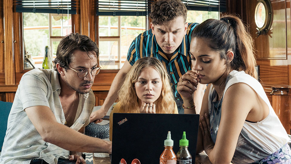 Anton  (Marc Benjamin), Paul (Edin Hasanovic), Teresa (Alicia von Rittberg) und Patricia (Nilam Farooq) erfinden das Daten völlig neu;