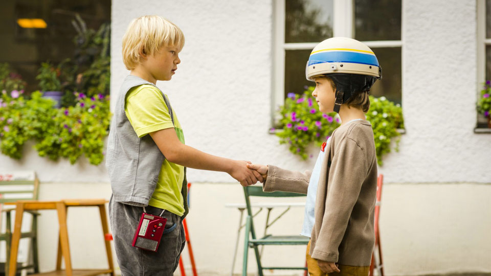 Rico (Anton Petzold) und Oskar (Juri Winkler) laufen sich per Zufall ueber den Weg und lernen sich kennen.