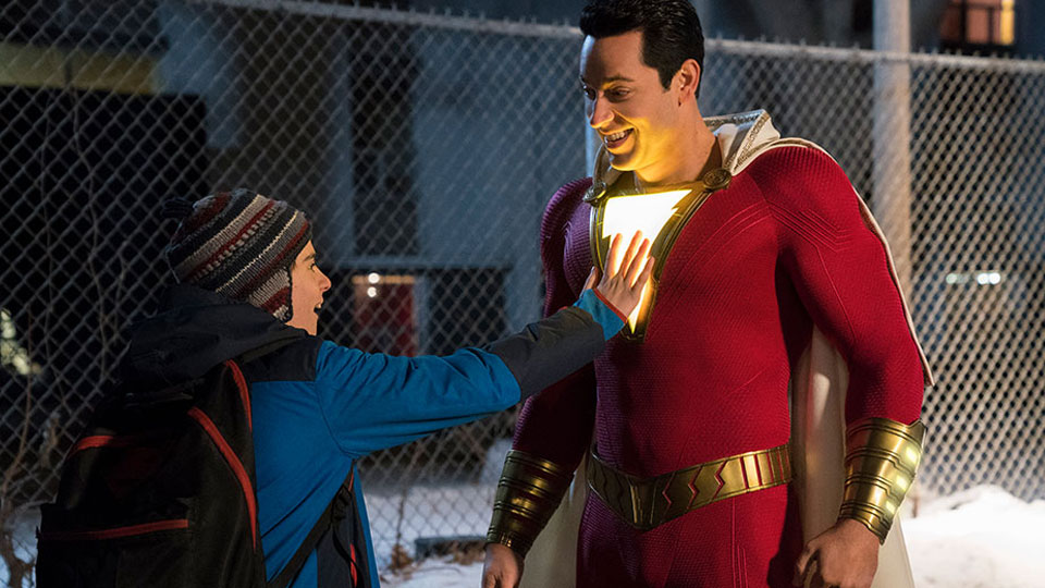 Freddy Freeman (Jack Dylan Grazer) und Superheld Shazam (Zachary Levi) machen die Erwachsenenwelt unsicher;