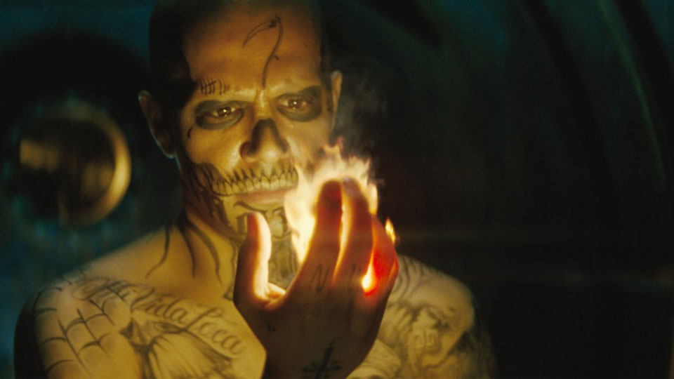 oder der von seinem schlechten Gewissen geplagte El Diablo (Jay Hernandez). In SUICIDE SQUAD wird Feuer mit Feuer bekeampft...